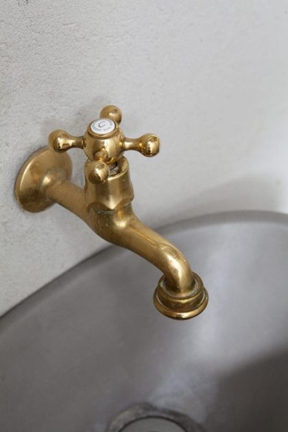 פרט בחדר רחצה